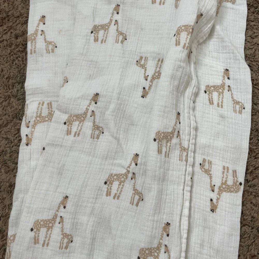 Aden by Aden‎ + Anais Giraffe Print White Tan Cotton Muslin Swaddle Blanket